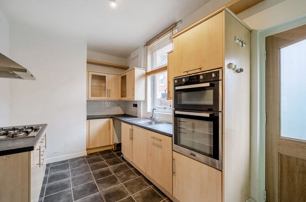 Property photo 3 of 11 Kitchen