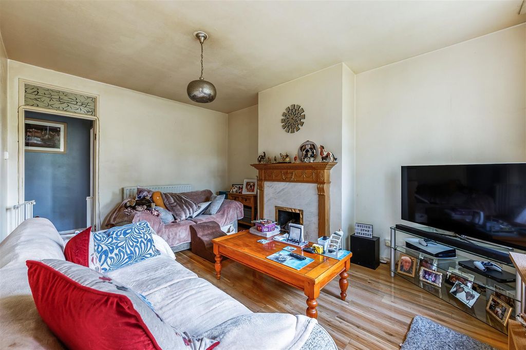 Property photo 2 of 10 268 Sulivan Court-4.Jpg