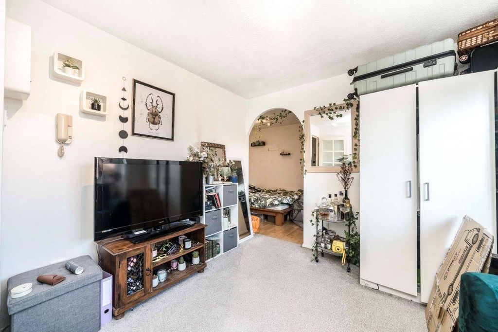 Property photo 3 of 10 Living Room