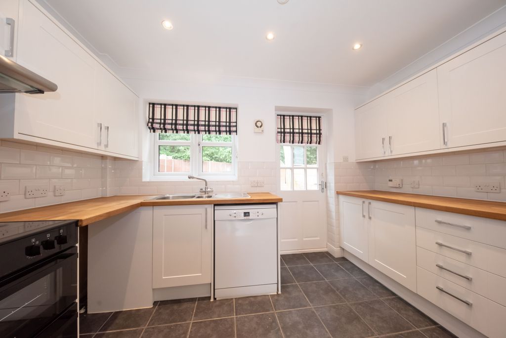 Property photo 3 of 16 Kitchen