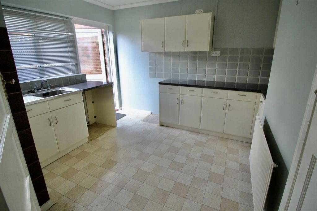 Property photo 3 of 8 Kitchen