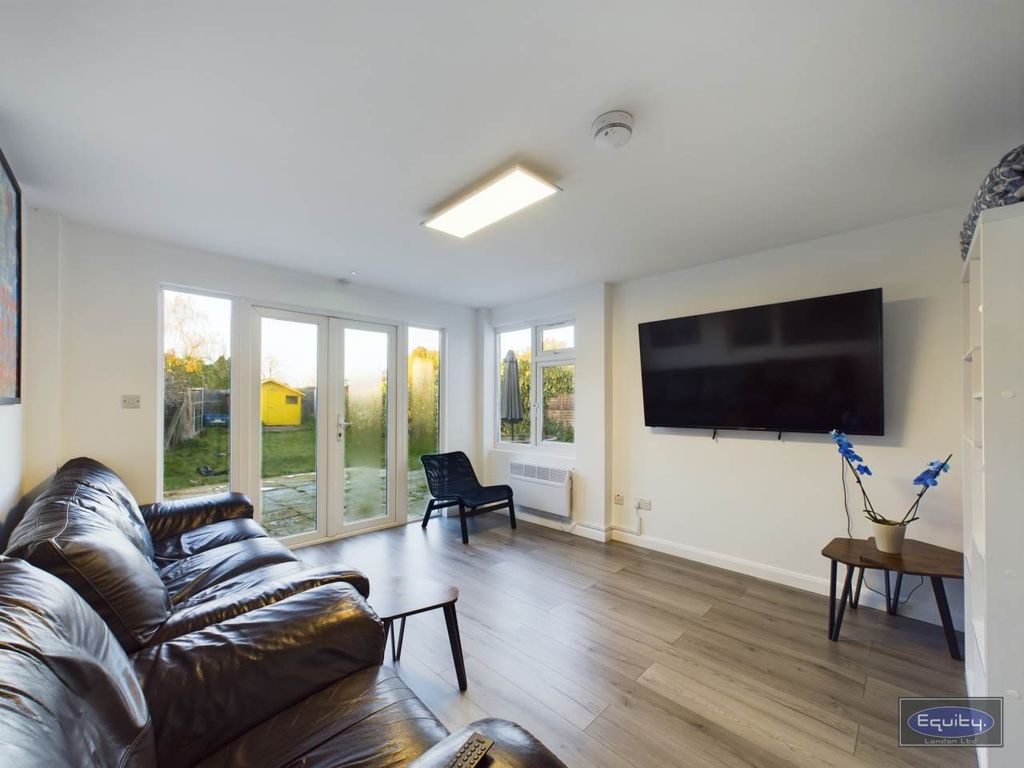 Property photo 1 of 9 Lounge