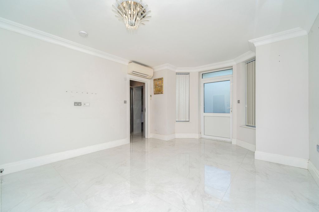 Property photo 3 of 11 Pbox-Img.Jpg
