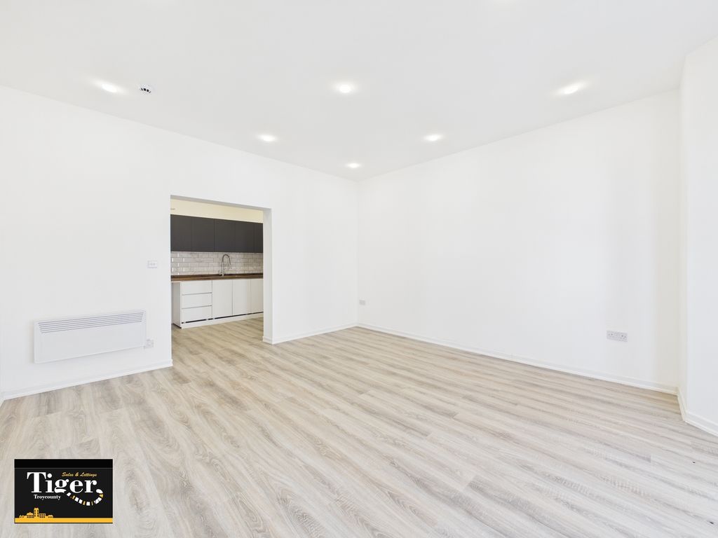 Property photo 3 of 8 Cam03440G0-Pr0560-Still019