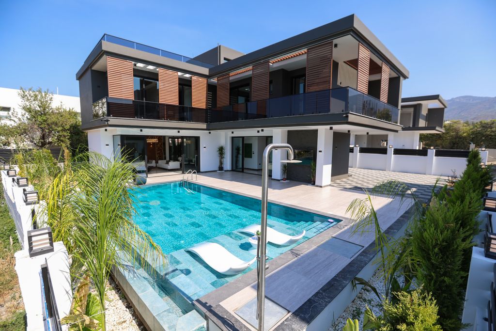 Property photo 1 of 81