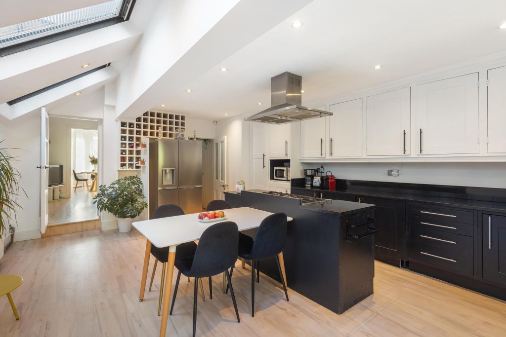 Property photo 3 of 18 Image