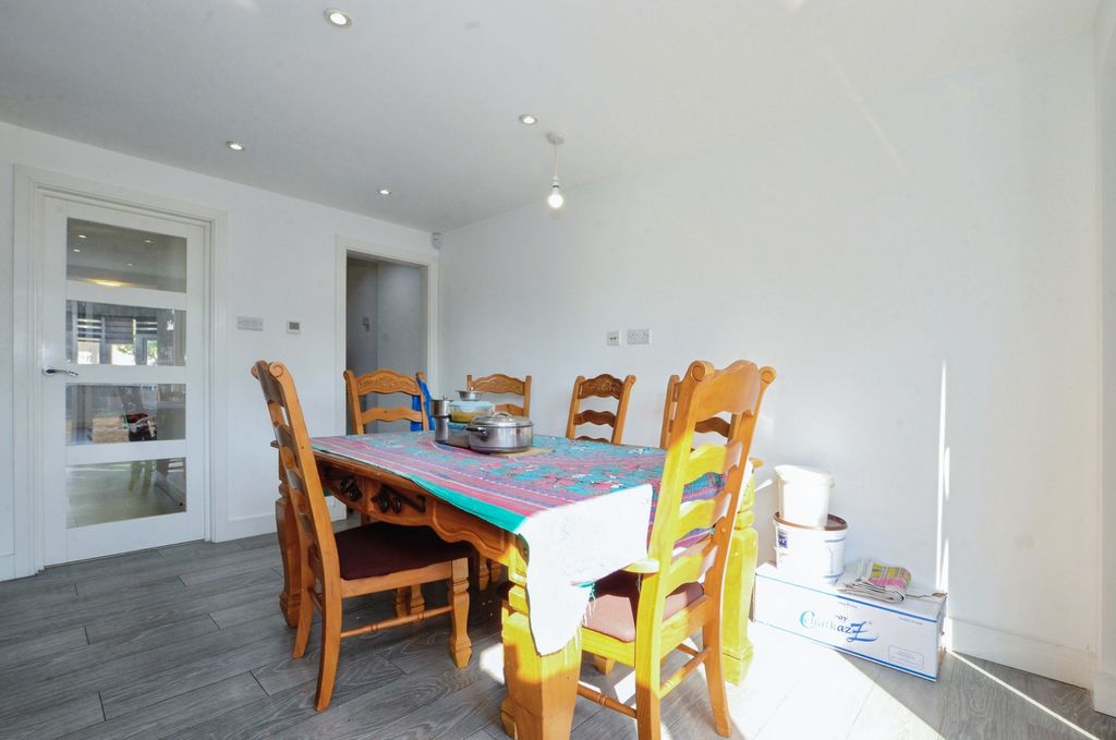Property photo 3 of 17 Dining Area