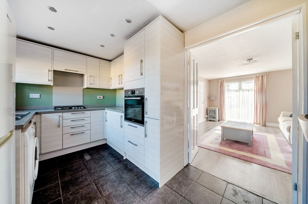 Property photo 3 of 10 1458631-19-6A02F2...