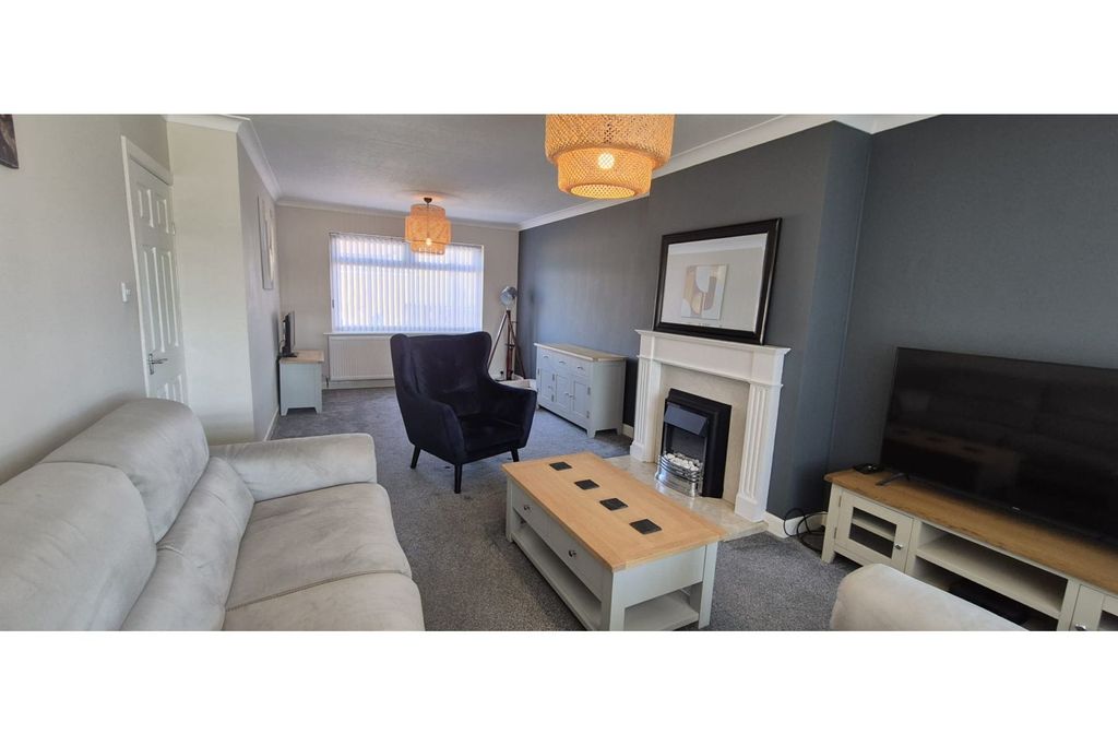 Property photo 2 of 12 Lounge