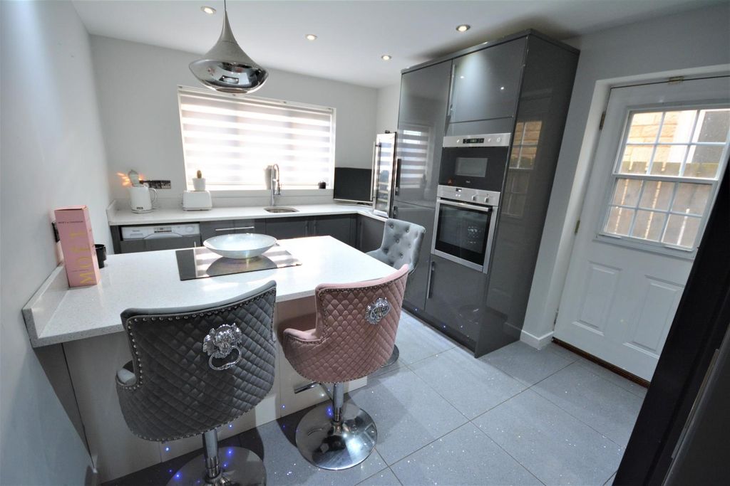 Property photo 3 of 15 Kitchen