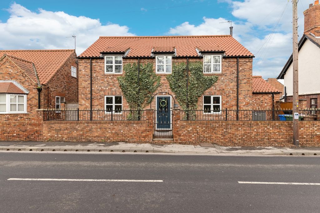 Property photo 1 of 27 House Front