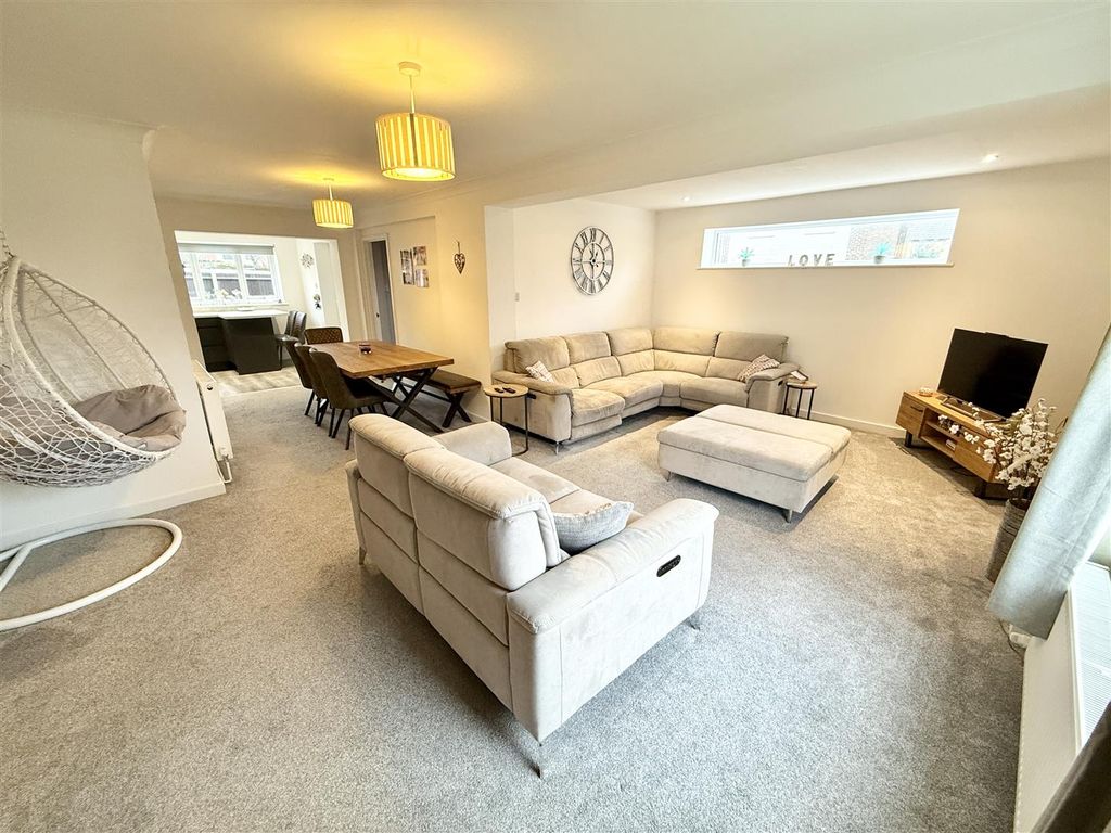 Property photo 3 of 21 Lounge