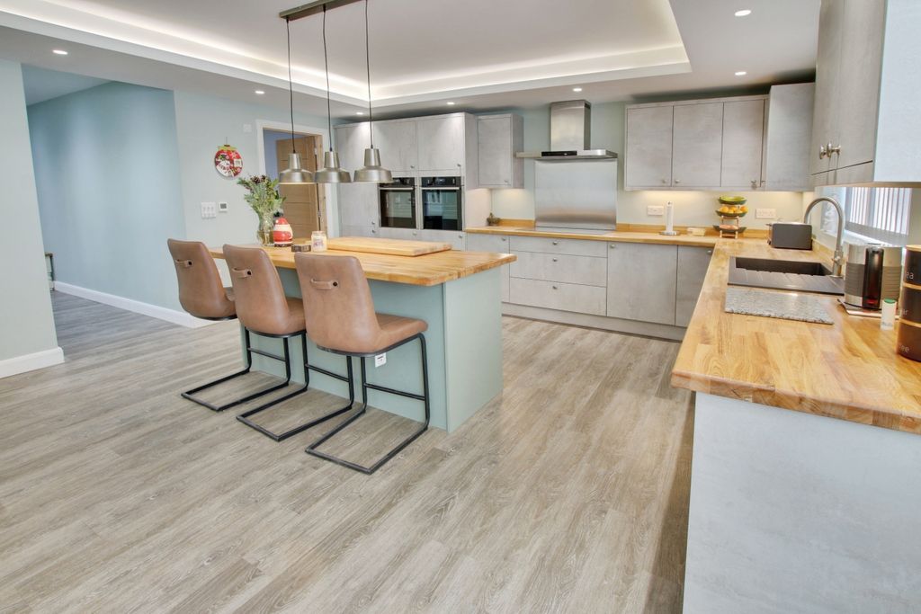 Property photo 3 of 27