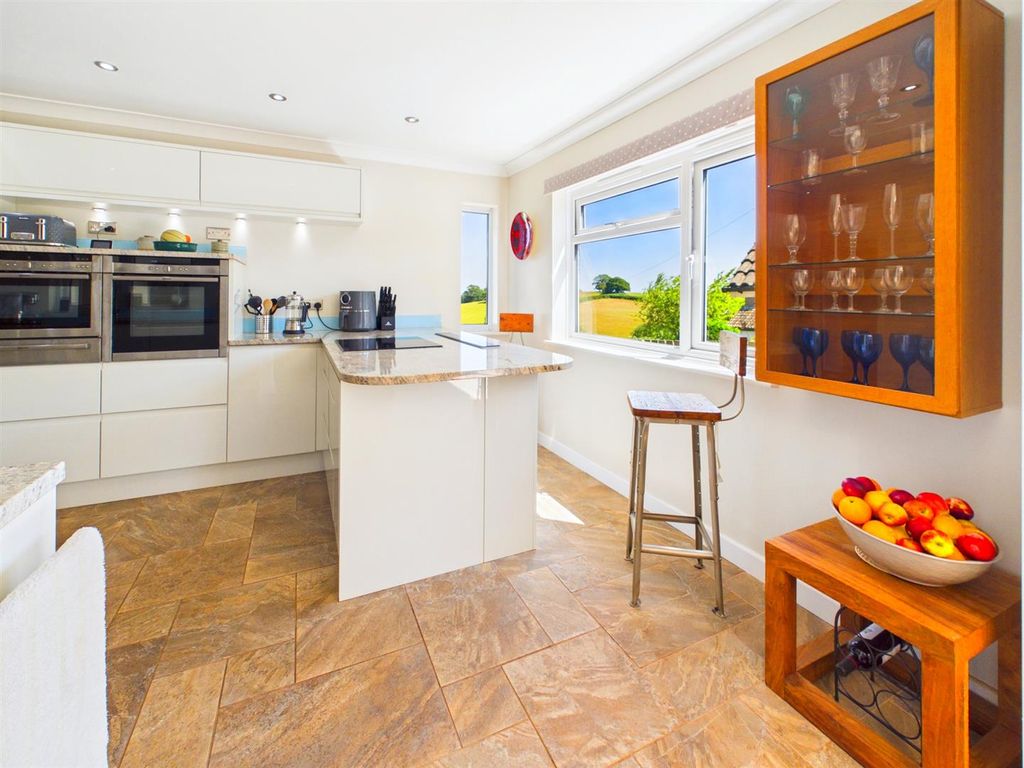 Property photo 2 of 29 Kitchen/Breakfast Room
