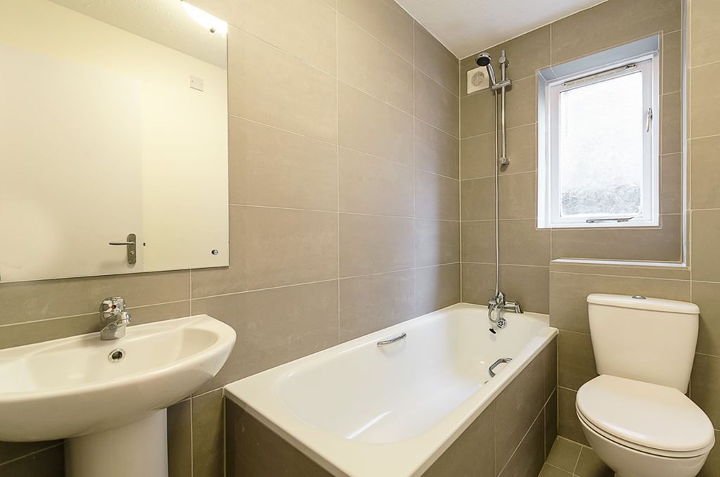 Property photo 3 of 10 Bathroom