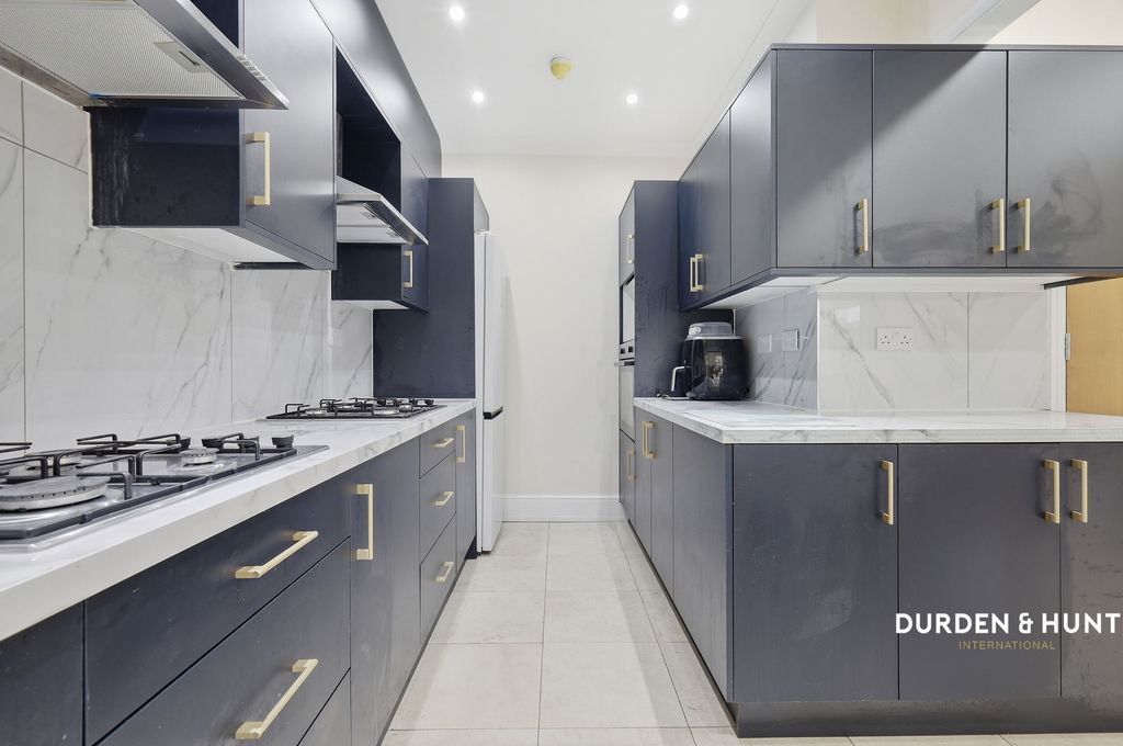 Property photo 2 of 27