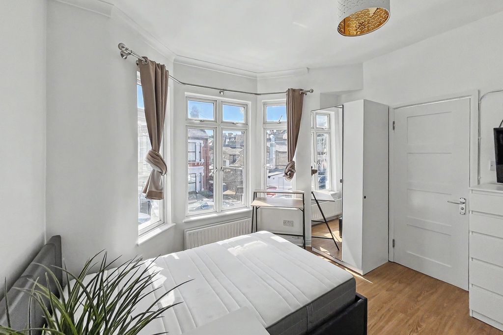 Property photo 2 of 32 3 Kellino Street, Tooting, London Sw17 8Sy
