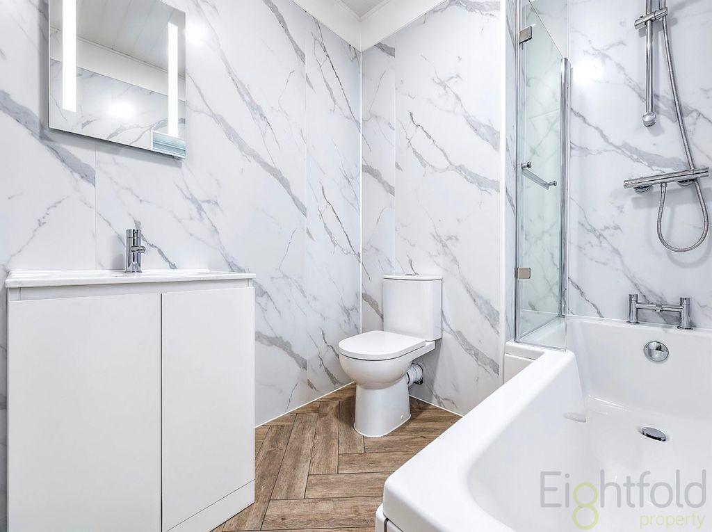Property photo 3 of 11 Bathroom