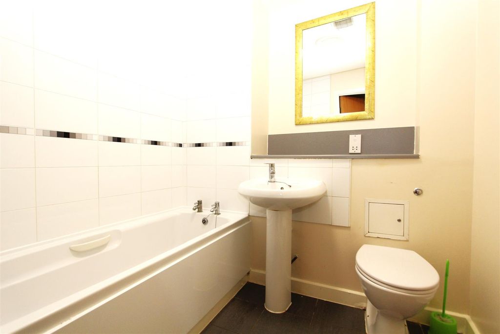 Property photo 3 of 7 House Bath .Jpg