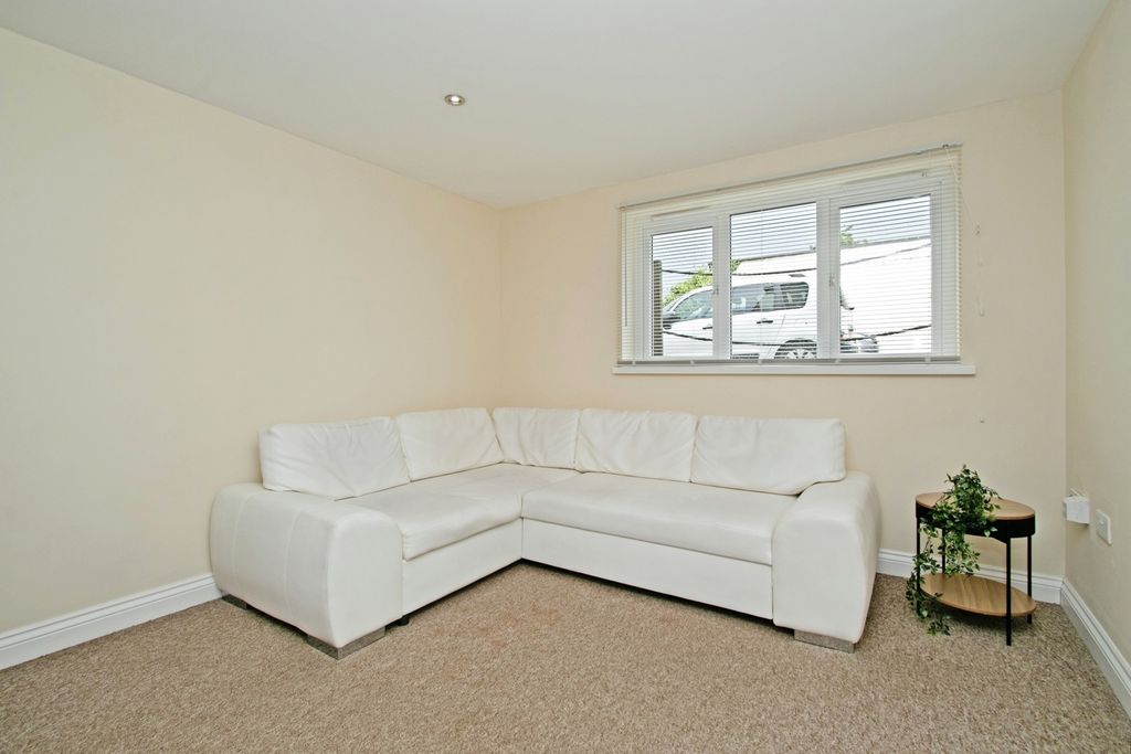 Property photo 3 of 9 Pbox-Img.Jpg