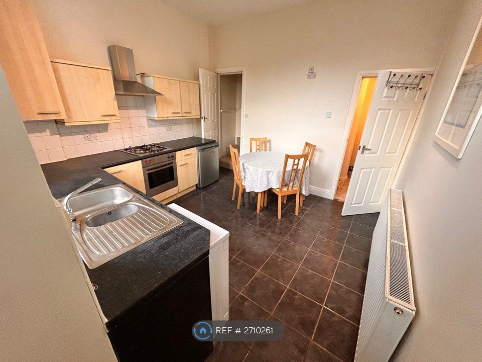 Property photo 3 of 17 Kitchen