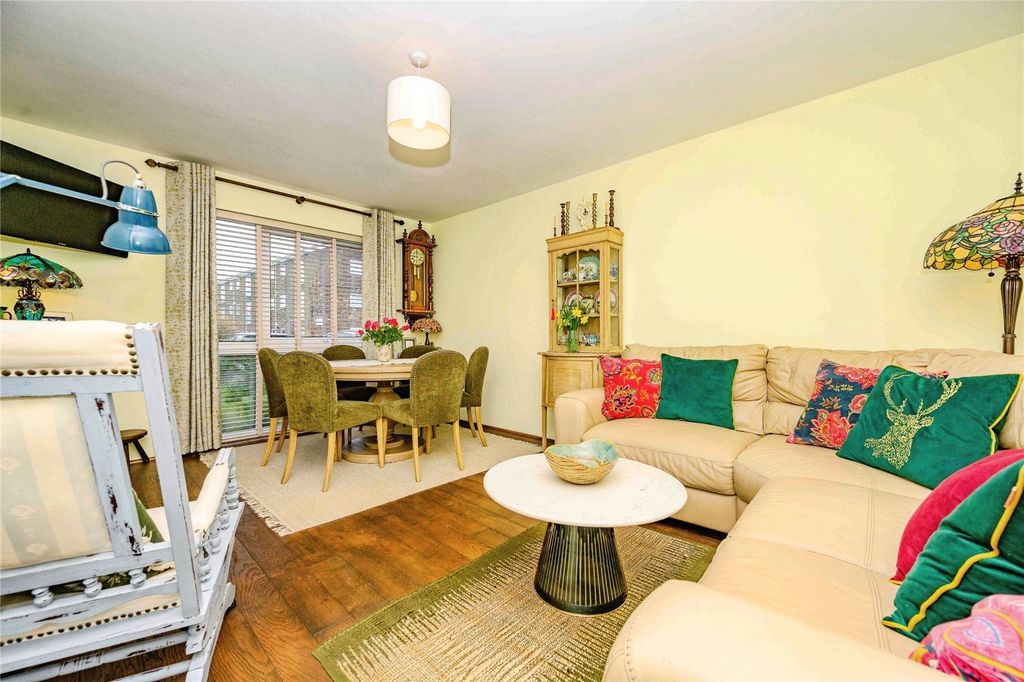 Property photo 2 of 9 Lounge