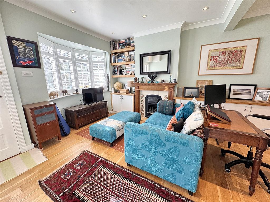 Property photo 3 of 16 Through Lounge