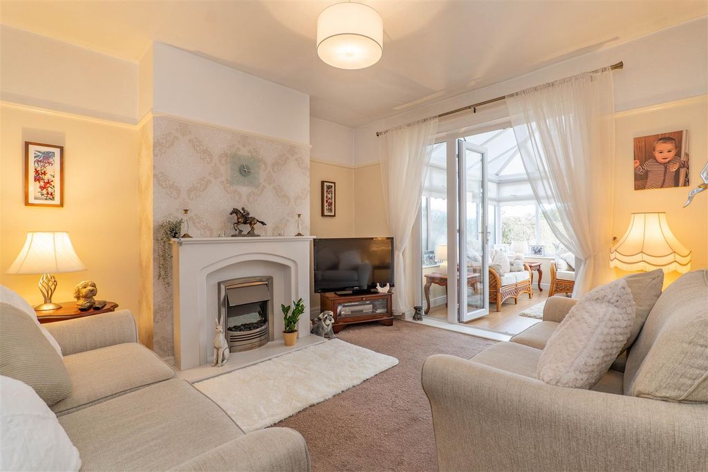 Property photo 2 of 28 Lounge