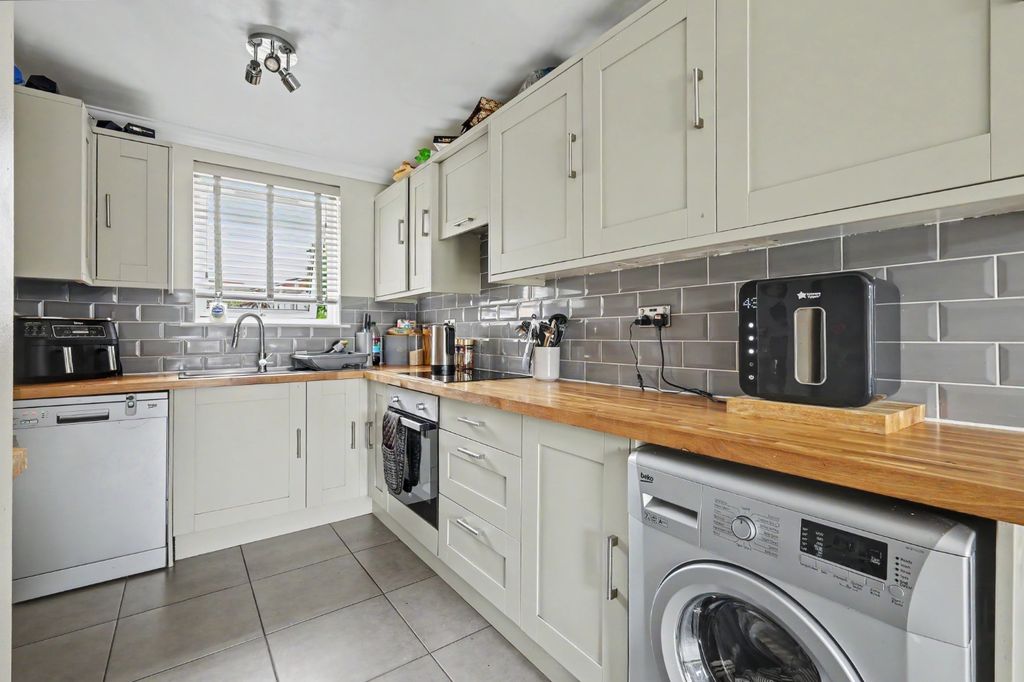 Property photo 2 of 15 5235404