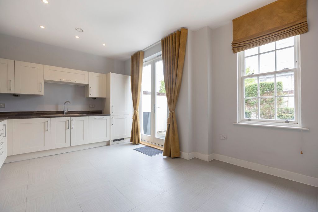 Property photo 2 of 19 Gloucester Place-05
