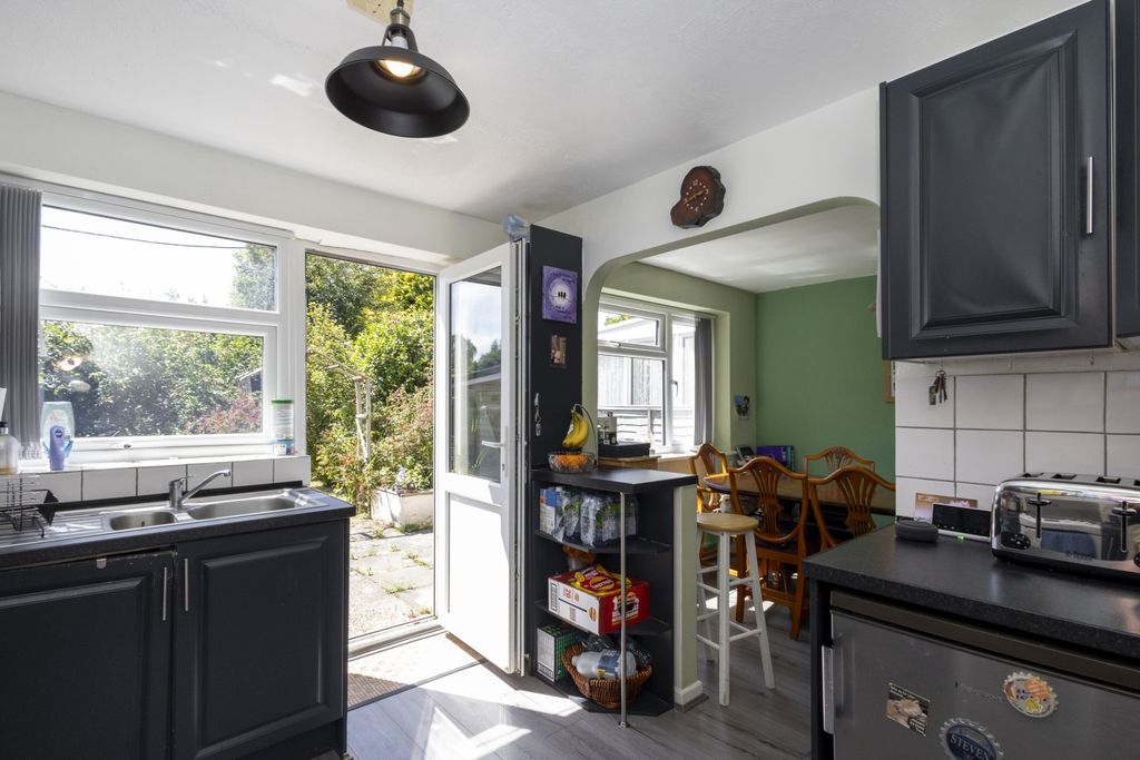 Property photo 2 of 18 Kitchen 1