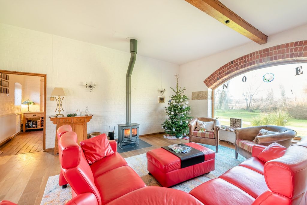 Property photo 2 of 18 Sitting Room