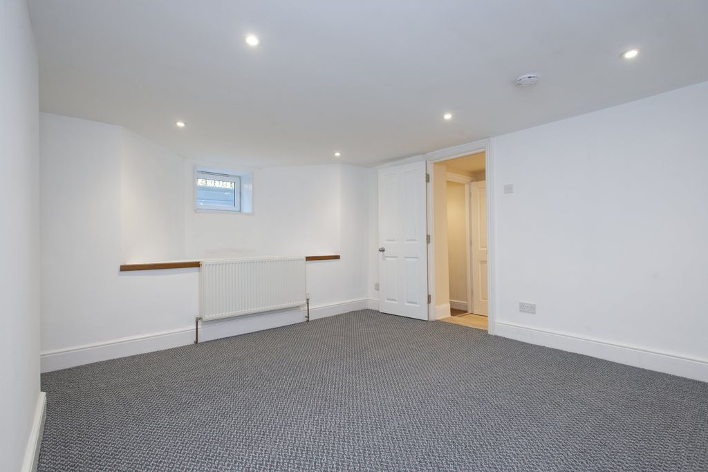 Property photo 3 of 11 55Stuartrdbasementflat-2