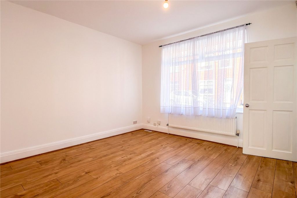 Property photo 3 of 16 Lounge