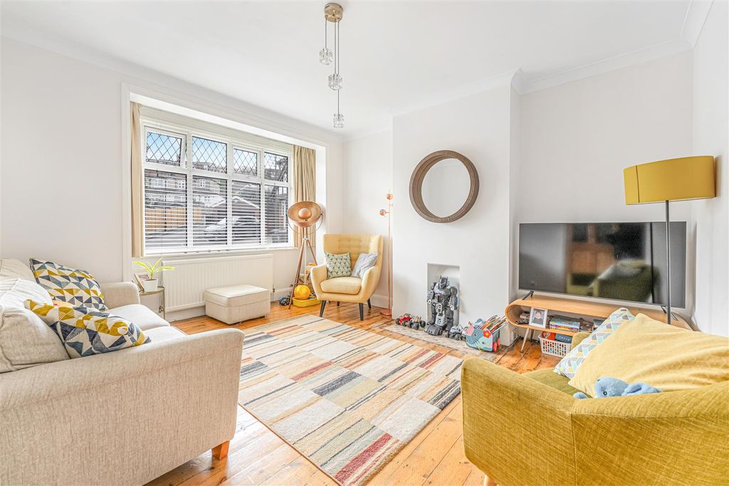 Property photo 2 of 28 Frinton Drive, Ig8