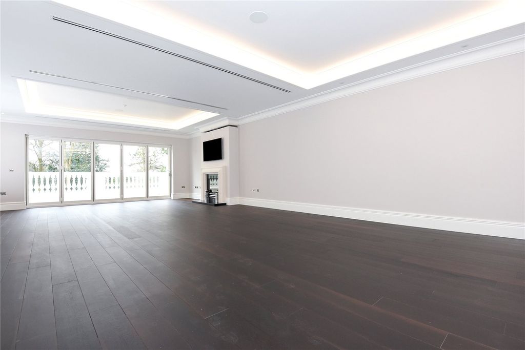 Property photo 3 of 16 Entertaining Room