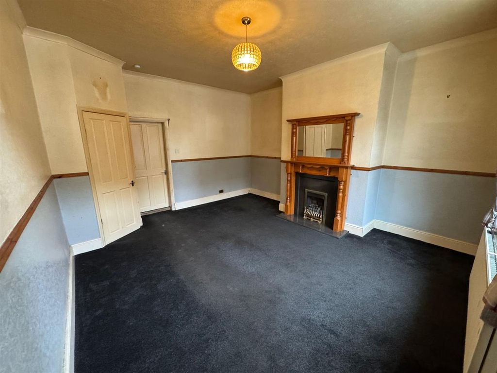 Property photo 3 of 13 Lounge