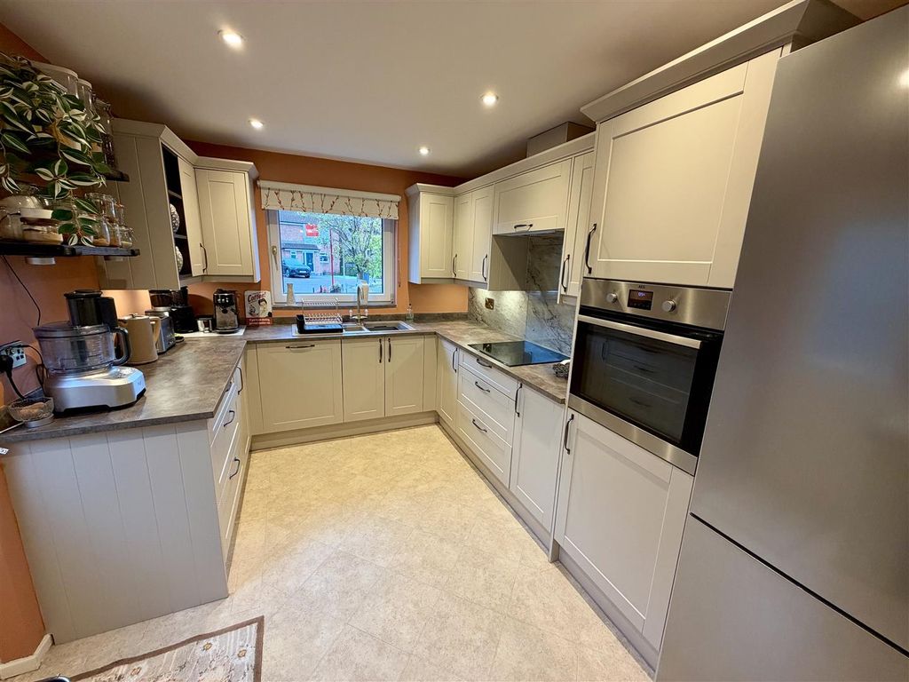 Property photo 3 of 17 Kitchen