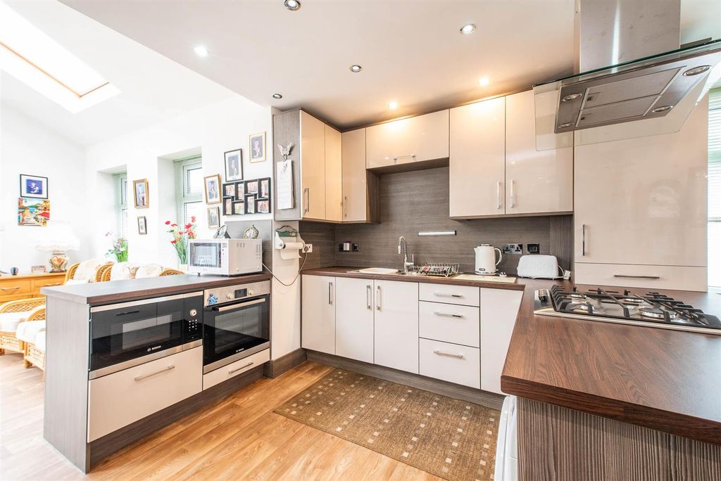 Property photo 3 of 22 Kitchen/Dining Room