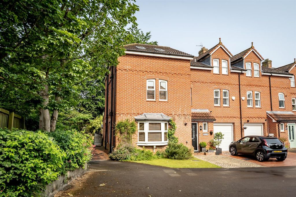 Property photo 1 of 17 External