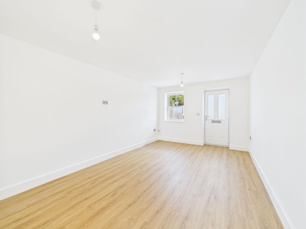Property photo 3 of 28
