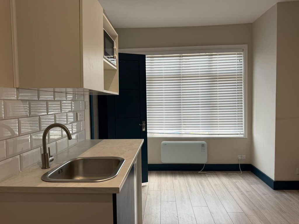 Property photo 3 of 10 Kitchen