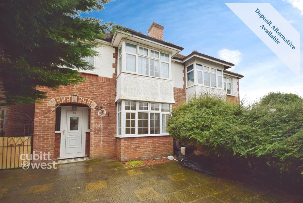 Property photo 2 of 13 15 Hawthorn Road ...