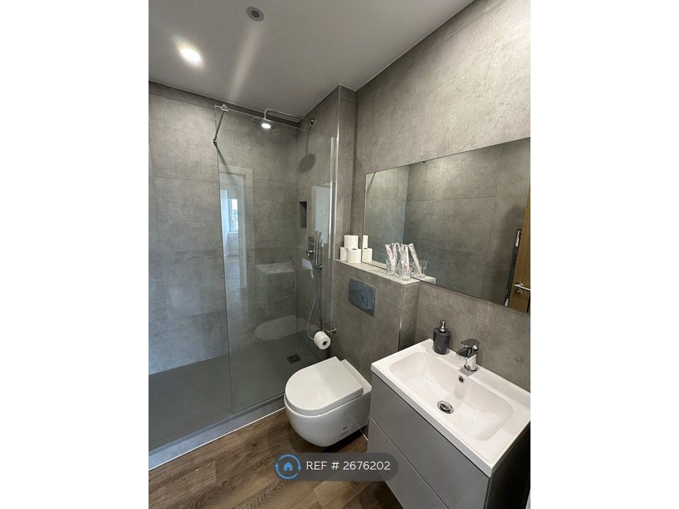 Property photo 2 of 10 Bathroom