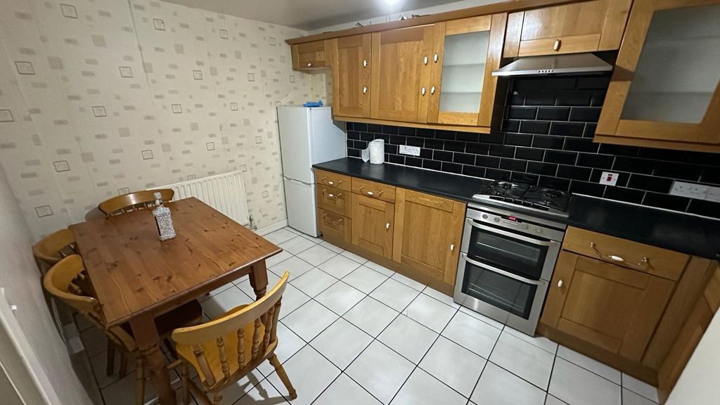 Property photo 1 of 10 Kitchen