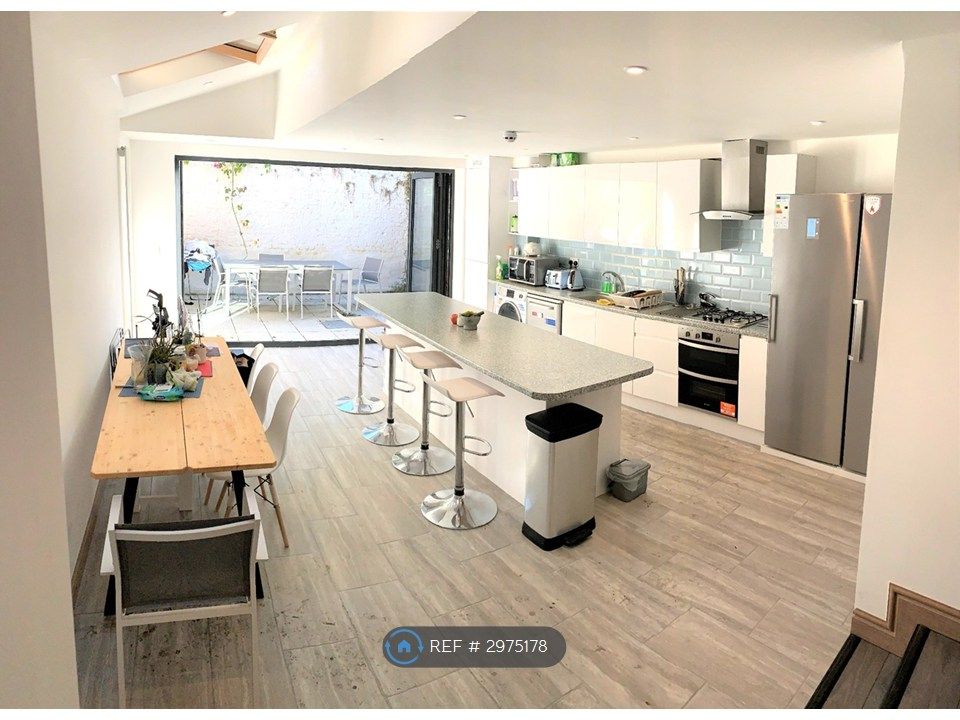 Property photo 2 of 8 Kitchen