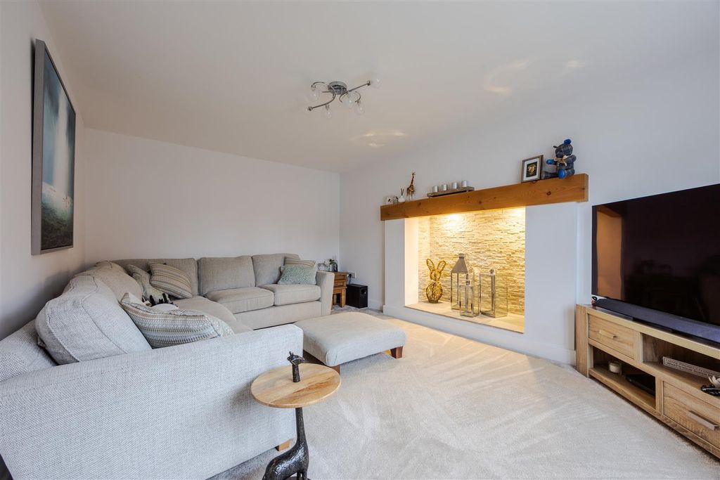 Property photo 3 of 19 Lounge