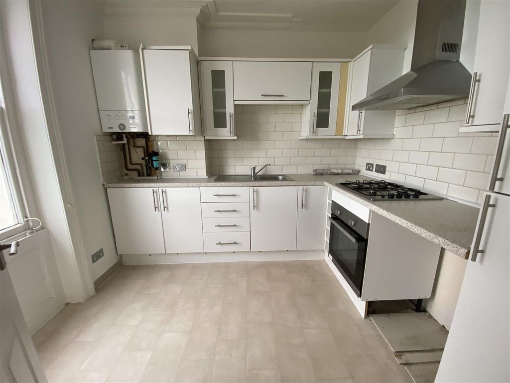 Property photo 3 of 7 Kitchen