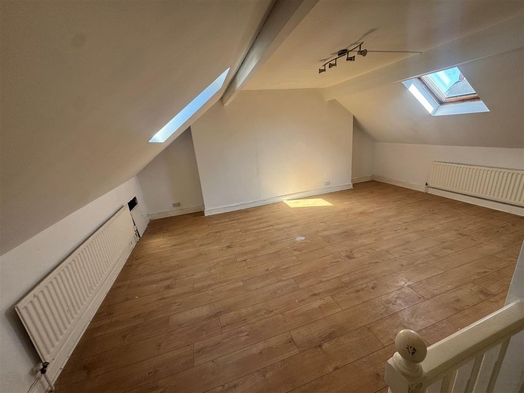 Property photo 3 of 10 Loft Bedroom.Jpg
