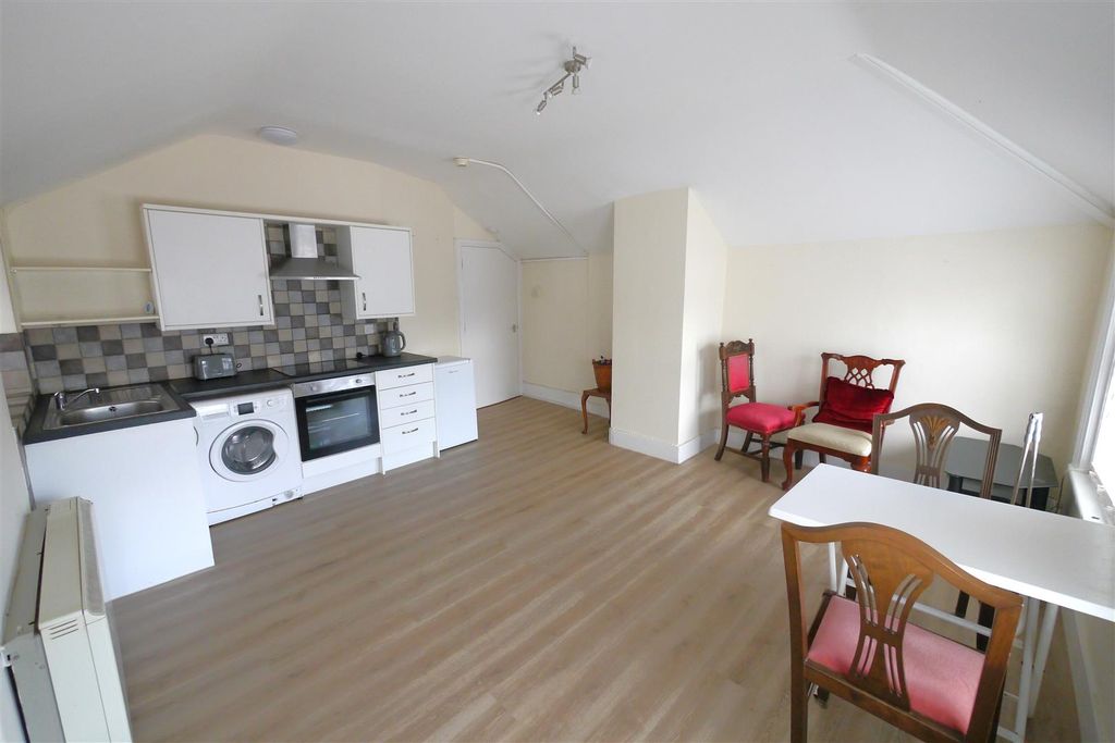 Property photo 3 of 7 Lounge/Kitchen